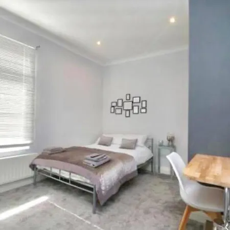 Essex House 3 Double Workstays Uk * Middlesbrough